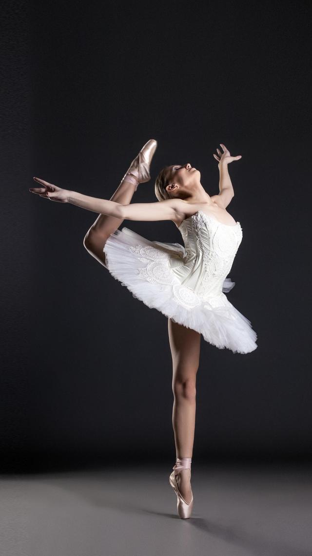 吃力的承受他的索取（吃力体现了他什么）